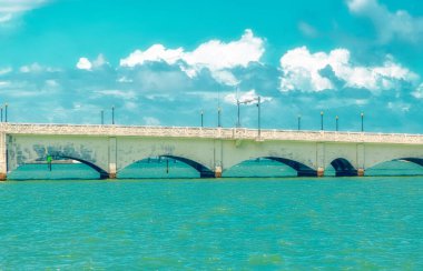 MIAMI, FLORIDA, ABD, 1 Mayıs 2019: Venedik Geçidi üzerindeki hava manzarası Biscayne Körfezi 'ni anakaradan Miami' ye geçerek Güney Florida 'daki bir bariyer adasında geçmektedir..