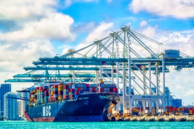 MIAMI, FLORIDA, ABD, 1 Mayıs 2019: Miami, Florida, ABD 'deki kargo limanında konteynırları manipüle etmek için tasarlanmış ağır vinçler.