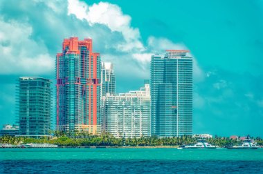 MIAMI BEACH, FLORIDA, ABD, 1 Mayıs 2019: Florida, ABD 'deki Miami Beach kentinin modern binaları üzerinde hava manzarası.