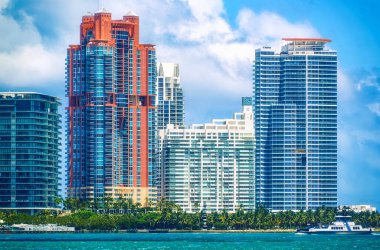 MIAMI BEACH, FLORIDA, ABD, 1 Mayıs 2019: Florida, ABD 'deki Miami Beach kentinin modern binaları üzerinde hava manzarası.