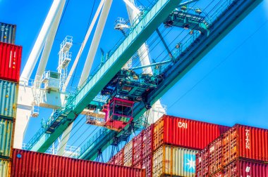 MIAMI, FLORIDA, ABD, 1 Mayıs 2019: Miami, Florida, ABD 'deki kargo limanında konteynırları manipüle etmek için tasarlanmış ağır vinçler.