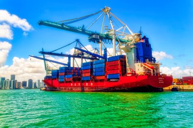 MIAMI, FLORIDA, ABD, 1 Mayıs 2019: Miami, Florida, ABD 'de boşaltma için liman terminaline konteynerli kargo gemisi.