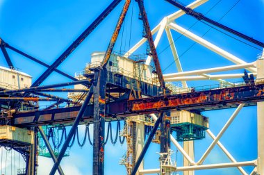 MIAMI, FLORIDA, ABD, 1 Mayıs 2019: Miami, Florida, ABD 'deki kargo limanında konteynırları manipüle etmek için tasarlanmış ağır vinçler.