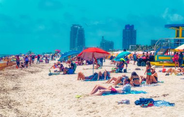 MIAMI BEACH, FLORIDA, ABD, 3 Mayıs 2019: Miami Beach, Florida, ABD 'de güneşli bir günde plajdaki insanlar.