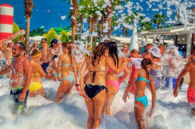ANTALYA, TURKEY, 03 Ağustos 2019: Türkiye 'nin Antalya kentinde yaz günü köpük partisinde turistler.