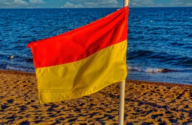 Yaz günü kumsalda işaret bayrağı.