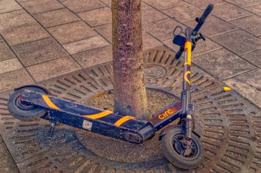 STOCKHOLM, SWEDEN, 17 Eylül 2019: Stockholm şehir merkezinde beton yolda duran elektrikli scooter. 