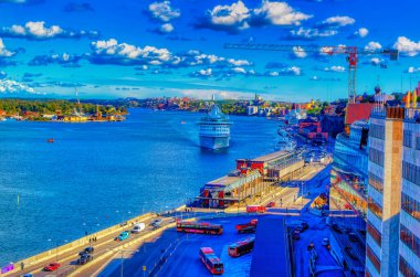 STOCKHOLM, SWEDEN, 17 Eylül 2019: Stockholm, İsveç limanına yaklaşan yolcu teknesinin hava görüntüsü.