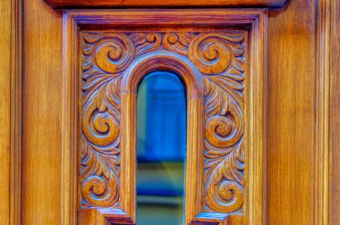 Ahşap giriş kapısına geleneksel oyma süsleme..