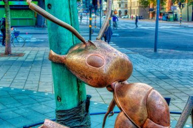 STOCKHOLM, SWEDEN, 18 Eylül 2019: İsveçli sanatçı Torgny Larsson 'un İsveç' in Stockholm kentinde yaptığı iki karınca heykeli.