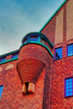 STOCKHOLM, SWEDEN, 18 Eylül 2019: Stockholm, İsveç 'te klasik İskandinav tuğlası ev yapımı ön cephe. 