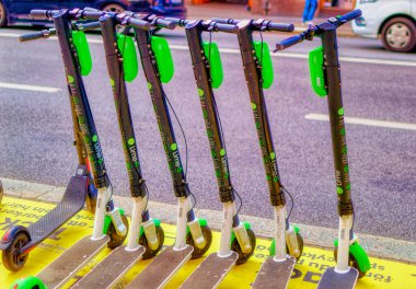 STOCKHOLM, SWEDEN, 18 Eylül 2019: Stockholm, İsveç 'te sokağa park edilmiş elektronik scooterlar.