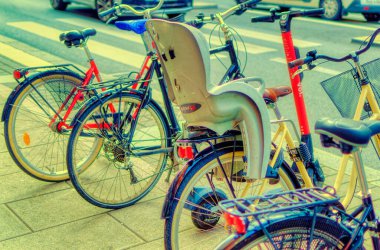 STOCKHOLM, SWEDEN, 18 Eylül 2019: Stockholm, İsveç 'te sokağa parketmiş bisikletler.