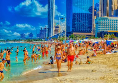 DUBAI, BAE, Kasım 03: 2019: Güneşli bir sonbahar günü Dubai, BAE 'de Jumeirah Sahili' nden bir sahne.