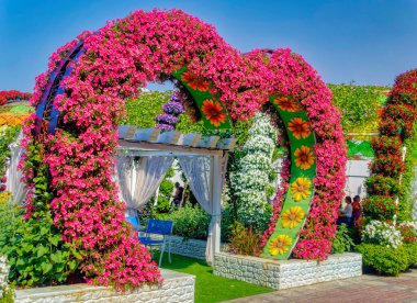 DUBAI, BAE, Kasım 05 2019: Dubai, Birleşik Arap Emirlikleri 'nde bulunan Mucize Bahçesi içinde çiçeklerle süslenmiş bir şekil nesnesi.