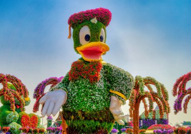 DUBAI, BAE, Kasım 05 2019: Disney karikatürleri Dubai, BAE 'deki Miracle Garden olarak bilinen bahçedeki yeşillik ve çiçeklerle süslenmiş heykellere ilham kaynağı oldu.