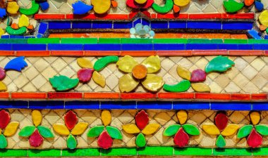 Bangkok, Tayland 'daki Budist tapınak duvarlarında renkli dekorasyonlar..