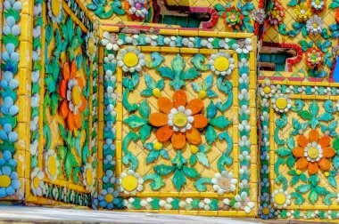 Bangkok, Tayland 'daki Budist tapınaklarında renkli geleneksel dekorasyonlar..