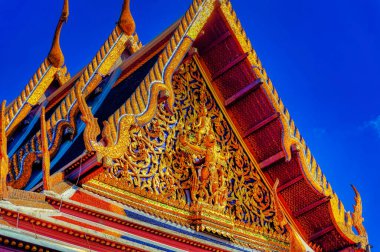 Bangkok, Tayland 'daki Budist tapınağındaki renkli geleneksel süslemeler.