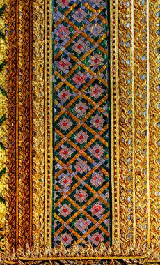 Bangkok, Tayland 'daki Budist tapınaklarında renkli geleneksel dekorasyonlar..