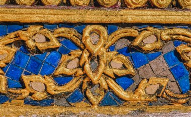 Budist tapınağındaki renkli geleneksel süslemeler Tayland, Bangkok 'taki Büyük Saray' daki objeler.