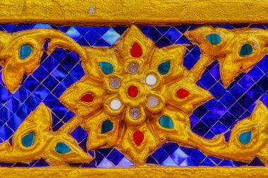 Budist tapınağındaki renkli geleneksel süslemeler Tayland, Bangkok 'taki Büyük Saray' daki objeler.