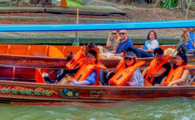 Samut Songkhram Eyaleti, Tayland, 01 Ocak 2020: Samut Songkhram Eyaleti, Tayland 'da küçük bir tekne gezisi sırasında bir grup turist.