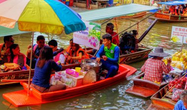 Samut Songkhram Eyaleti, Tayland, 01 Ocak 2020: Samut Songkhram Eyaleti, Tayland 'da yüzen pazarda çalışan insanların bir sahnesi.