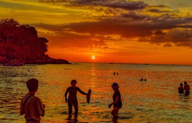 PHUKET, THAILAND, Ocak 03 2020: Phuket, Tayland 'da sıcak kış gününün sonunda güzel bir günbatımı.