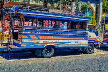 PHUKET, THAILAND, Ocak 04 2020: Phuket, Tayland 'da otobüs durağına park edilmiş yerel bir ulaşım otobüsü.