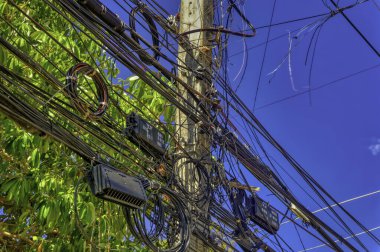 PHUKET, THAILAND, Ocak 04 2020: Phuket, Tayland 'da telekomünikasyon ve elektrik direğine bağlı bir grup karışık virüs.