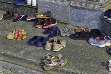 PHUKET, THAILAND, Ocak 05 2020: Tayland 'ın Phuket kentindeki Tayland tapınağının önüne bırakılan çeşitli ziyaretçi ayakkabıları.