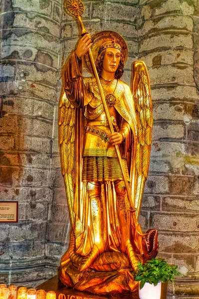 BRÜKSEL, BELGIUM, Kasım 03 2018: Brüksel, Belçika 'daki Katolik katedralindeki Aziz Heykeli.