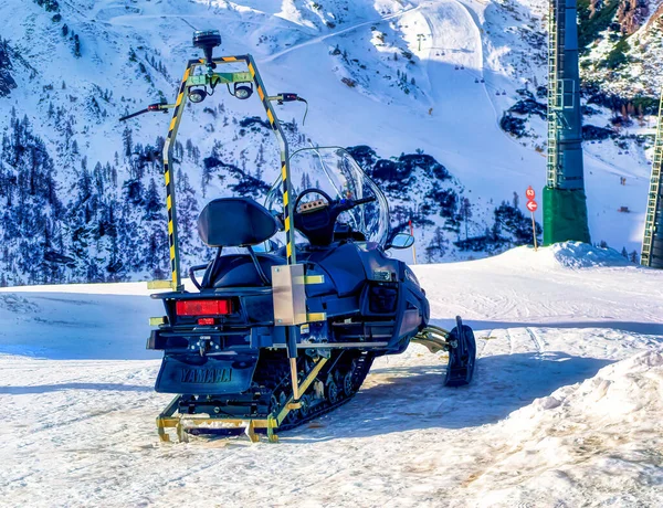 Nassfeld Австрия Января 2019 Снегоход Стоящий Снегу Знаменитом Горнолыжном Курорте — стоковое фото