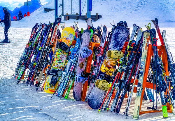 NASSFELD, AUSTRIA, Ocak 07 2019: Avusturya 'nın Nassfeld kentinde dinlenme zamanında kar altında kalan kayak ekipmanları