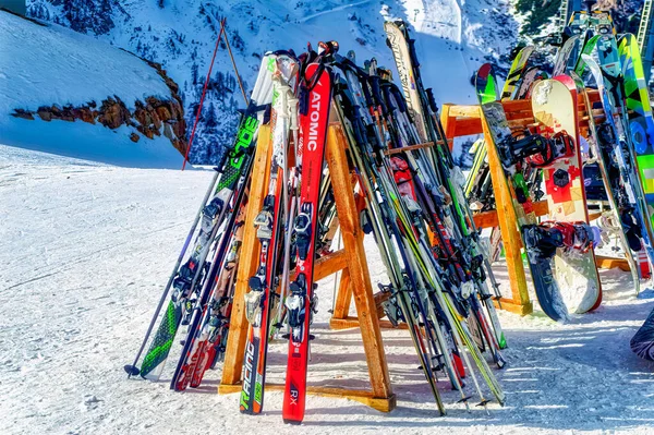 NASSFELD, AUSTRIA, Ocak 06 2019: Avusturya 'nın Nassfeld kayak bölgesinde tahta güverteden geriye kalan kayak ekipmanları.