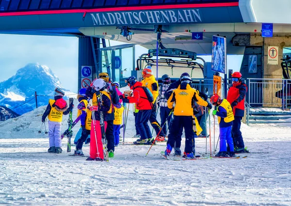 Nassfeld Austria January 2019 Skiers Ski Slope Sunny Winter Day — Stock Photo, Image