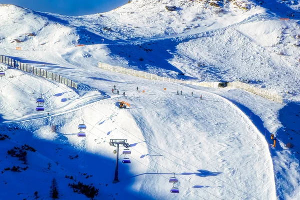Avusturya 'nın Nassfeld kentinde kış günü popüler kayak merkezinin panoramik görüntüsü.
