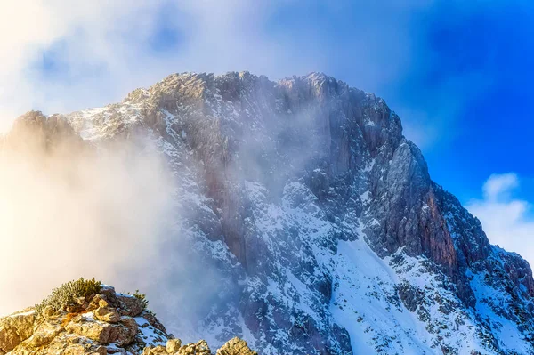 Popular Estación Esquí Bajo Fuertes Nubes Durante Frío Día Invierno —  Fotos de Stock