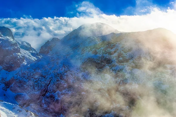 Popular Estación Esquí Bajo Fuertes Nubes Durante Frío Día Invierno —  Fotos de Stock