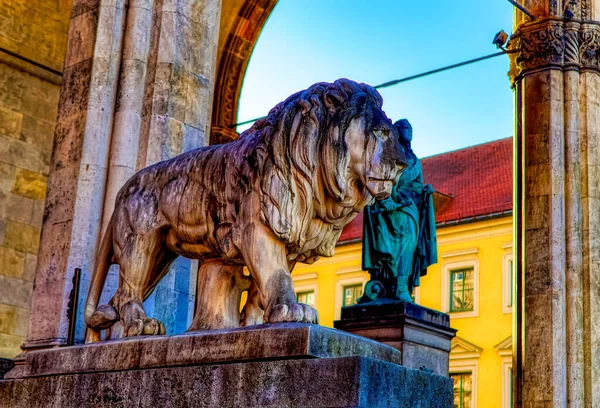 Munich Niemcy Lutego 2019 Pomnik Lwa Przed Budynkiem Publicznym Monachium — Zdjęcie stockowe