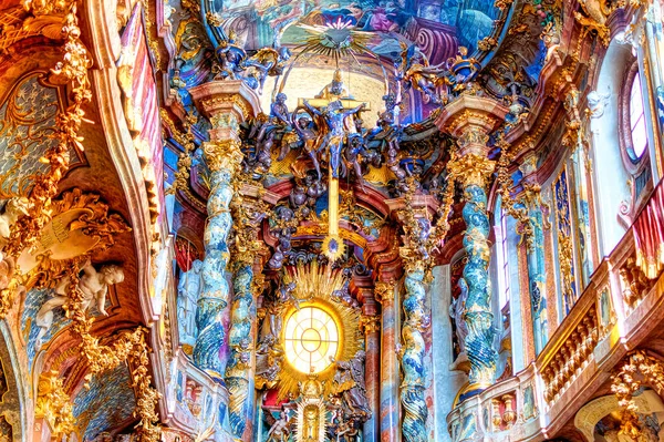 MUNİH, GERMANY, 18 Şubat 2019: Almanya 'nın Münih kentindeki popüler Asamkirche' de iç dekorasyonlar.