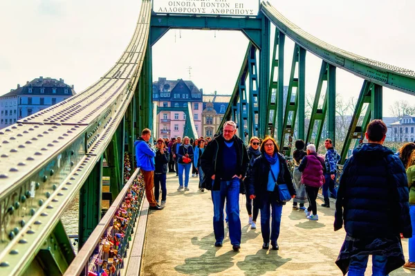 FRANKFURT AM MAIN, GERMANY, 15 Şubat 2020: Frankfurt am Main, Almanya 'da taze bir Cumartesi sabahı boyunca yaya köprüsünden geçen insanlar.