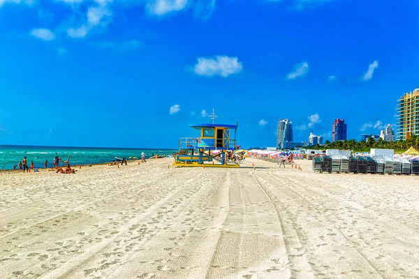 MIAMI BEACH, FLORIDA, ABD, 3 Mayıs 2019: Miami Beach, Florida, ABD 'de güneşli bir günde plajdaki insanlar.