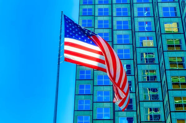 MIAMI, FLORIDA, ABD, 30 Nisan 2019: Amerikan ulusal bayrağı Miami, Florida, ABD şehir merkezinde metal direğine dalgalanıyor.