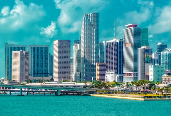 MIAMI, FLORIDA, ABD, 30 Nisan 2019: Miami, Florida, ABD 'nin finans bölgesi üzerinde hava görüntüsü.