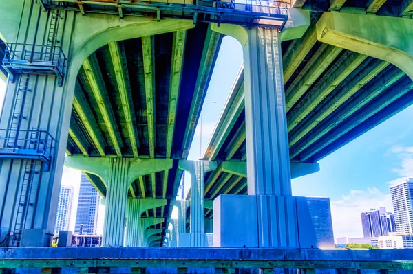 Miami Florida Mayo 2019 Una Vista Mar Bajo Autopista Que —  Fotos de Stock