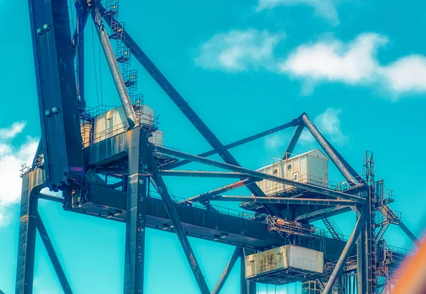 2019年5月1日米国フロリダ州マイアミ 米国フロリダ州マイアミの貨物港でコンテナを操作するために設計された重クレーン — ストック写真