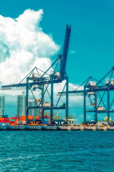 MIAMI, FLORIDA, ABD, 1 Mayıs 2019: Miami, Florida, ABD 'deki kargo limanında konteynırları manipüle etmek için tasarlanmış ağır vinçler.