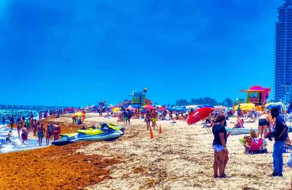 MIAMI BEACH, FLORIDA, ABD, 3 Mayıs 2019: Miami Beach, Florida, ABD 'de güneşli bir günde plajdaki insanlar.